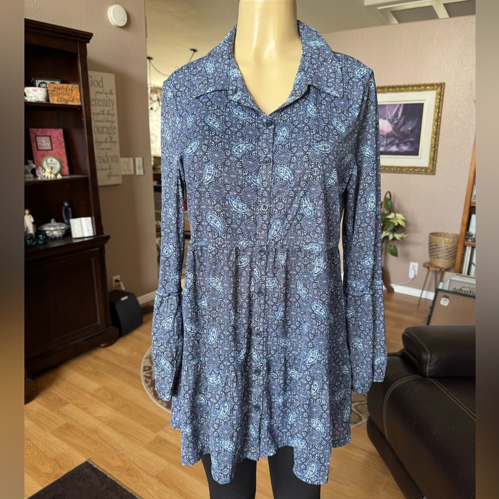 Style & Co sheer blue & white paisley long sleeve Vneck tunic-size M
